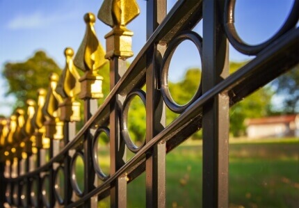 5-things-to-consider-when-deciding-between-a-wood-or-metal-gate
