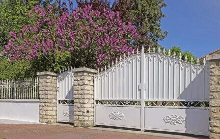 4-things-to-consider-when-deciding-between-a-pre-made-or-custom-made-automated-iron-gate-for-your-home